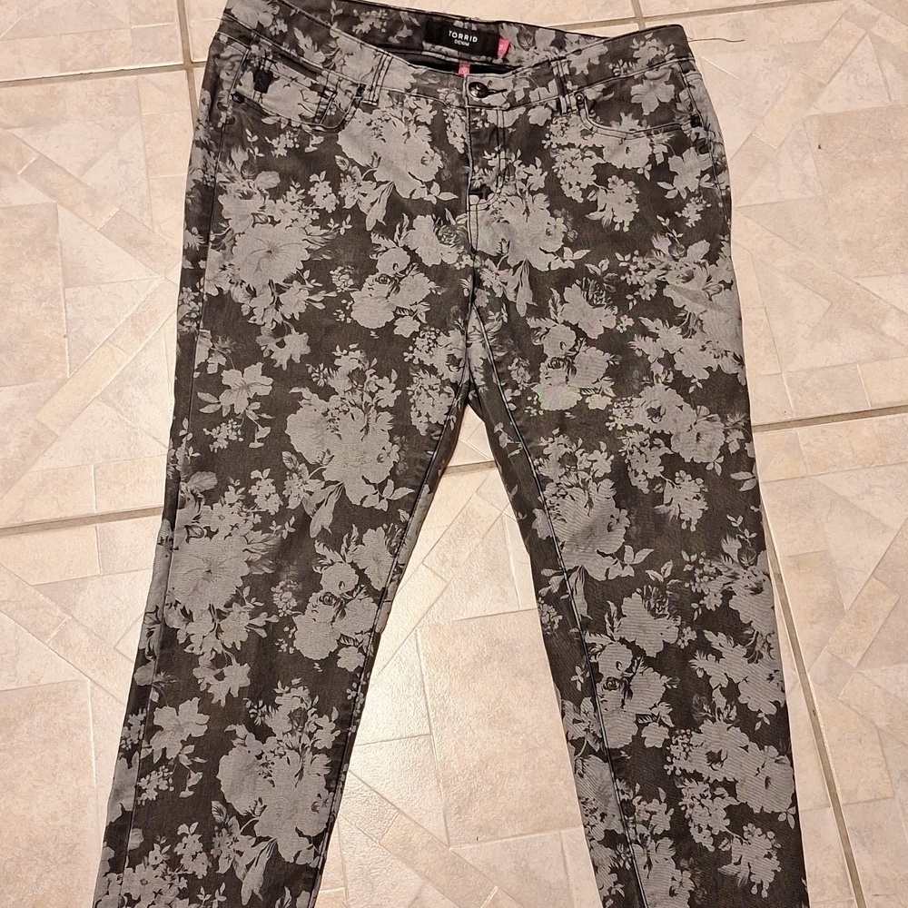 Q women's Torrid floral stretch tapered jeans size 14
